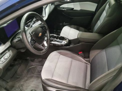 Used 2024 Chevrolet Trax LT w/ Sunroof Package FWD image 12