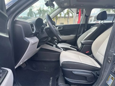 Used 2025 Hyundai Venue SEL FWD image 9