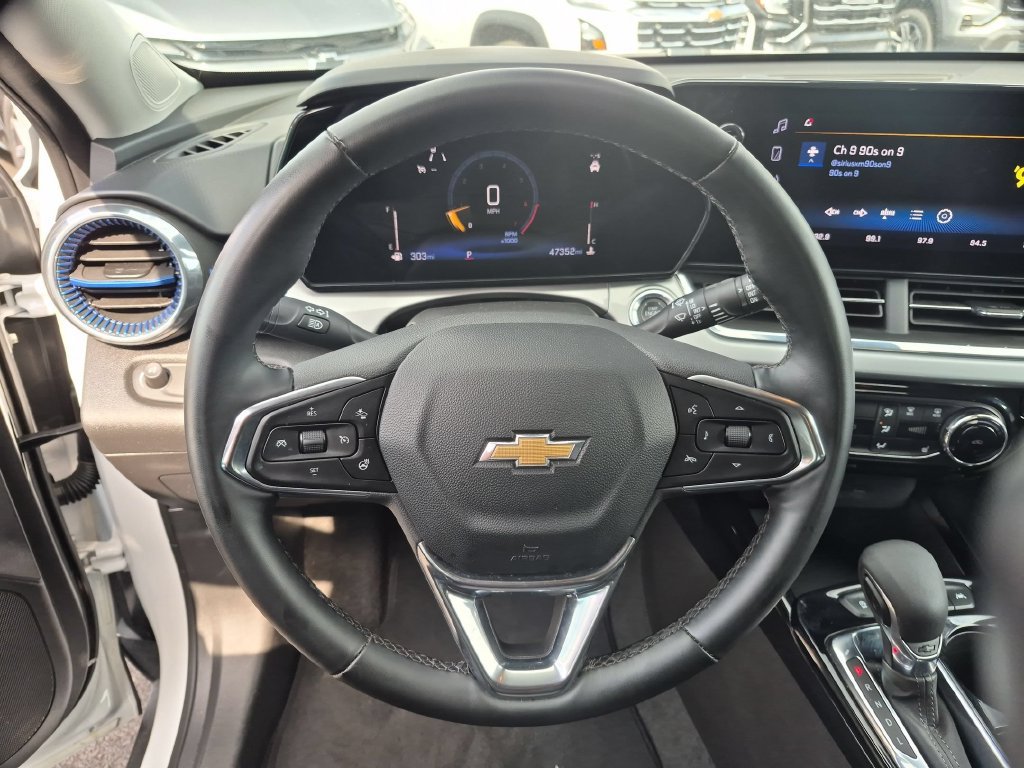 Used 2025 Chevrolet Trax LT w/ LT Convenience Package FWD image 23