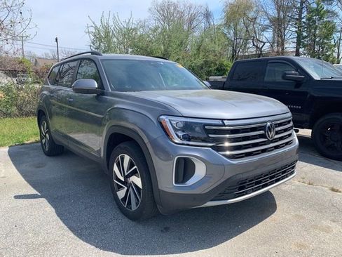 Used 2025 Volkswagen Atlas SE image 2