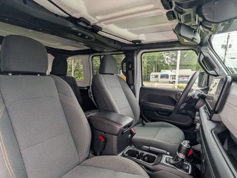 Used 2025 Jeep Wrangler Unlimited Sahara AWD/4WD image 17