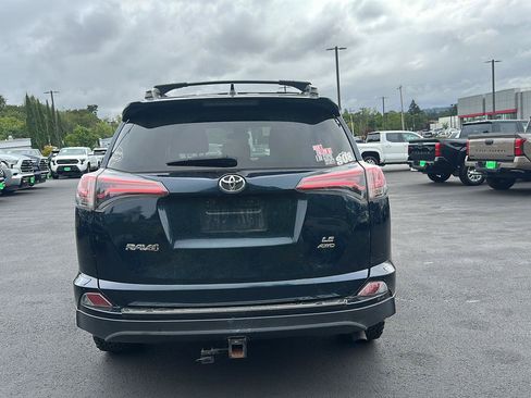 Used 2018 Toyota RAV4 LE w/ All Weather Liner Package AWD/4WD image 10