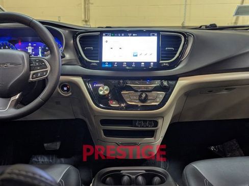 Used 2024 Chrysler Pacifica Touring-L image 18