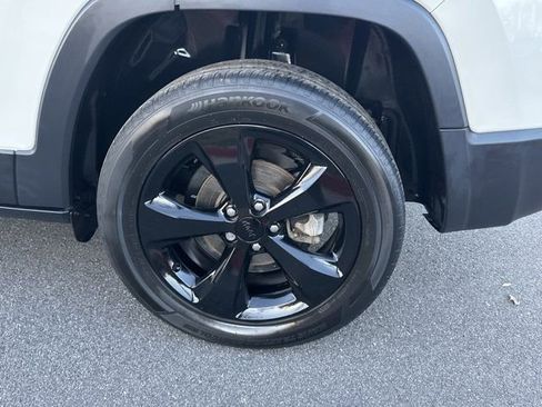 Used 2019 Jeep Cherokee Latitude Plus image 23