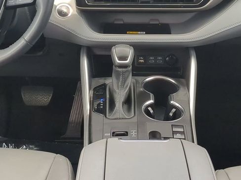 Certified 2024 Toyota Highlander XLE FWD image 19