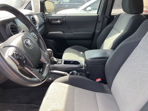 Used 2021 Toyota Tacoma TRD Off-Road w/ Technology Package RWD image 9