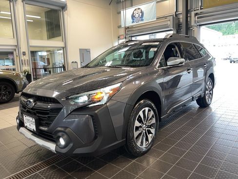Used 2025 Subaru Outback Touring AWD/4WD image 3