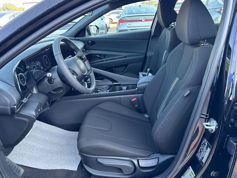 New 2025 Hyundai Elantra SEL image 9