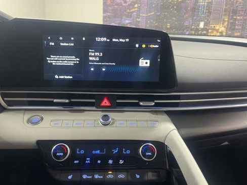 New 2025 Hyundai Elantra Limited image 18