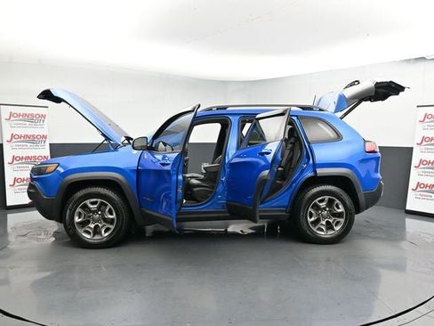 Used 2019 Jeep Cherokee Trailhawk w/ Comfort/Convenience Group AWD/4WD image 32
