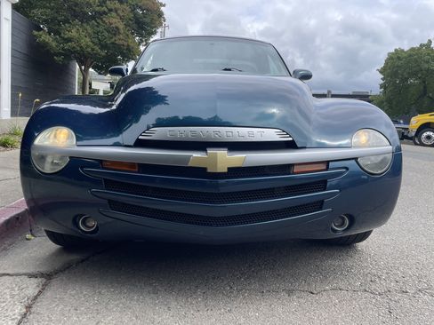 Used 2005 Chevrolet SSR w/ Preferred Equipment Group RWD image 13