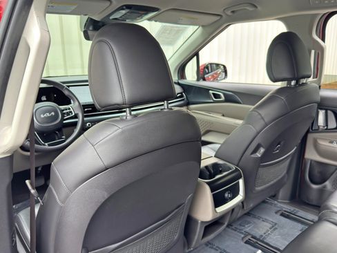 Used 2025 Kia Carnival FWD image 38