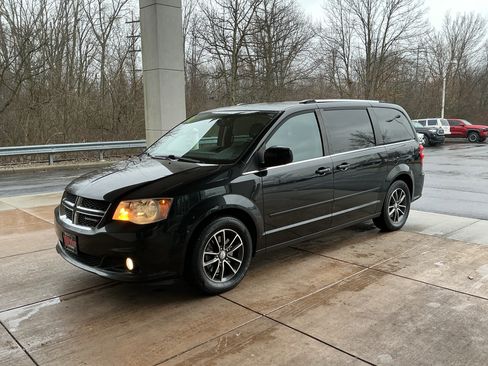 Used 2016 Dodge Grand Caravan SXT image 3