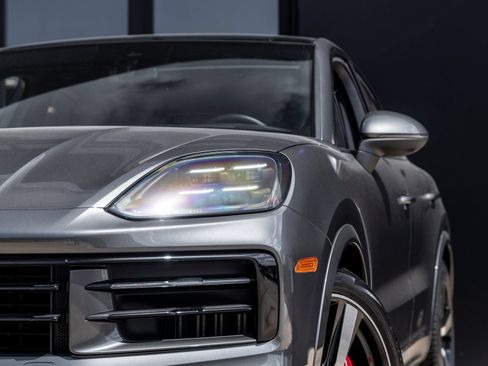 Certified 2025 Porsche Cayenne S AWD/4WD image 16