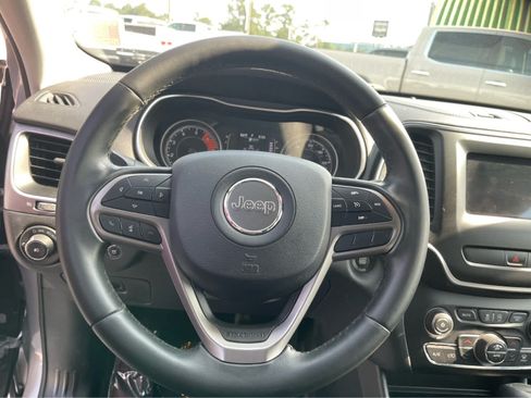 Used 2019 Jeep Cherokee Latitude Plus w/ Comfort/Convenience Group FWD image 18