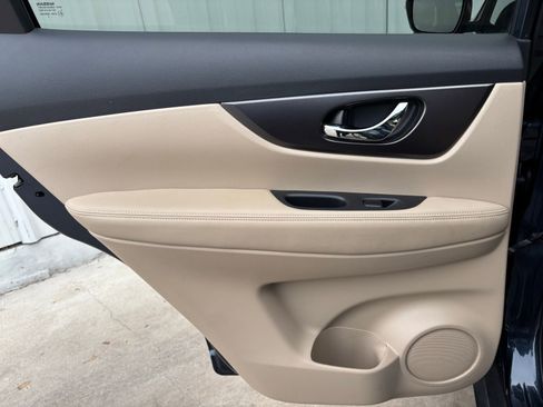 Used 2016 Nissan Rogue SV w/ SV Premium Package image 31