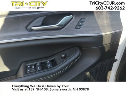 New 2025 Jeep Grand Cherokee Limited image 11