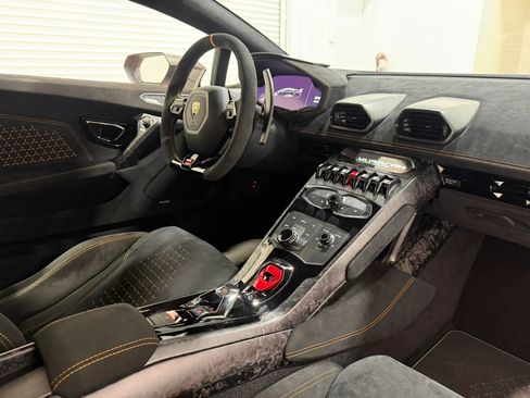 Used 2018 Lamborghini Huracan Performante AWD/4WD image 40