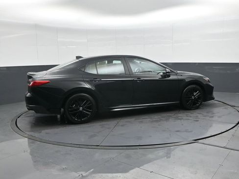 Used 2025 Toyota Camry SE image 3