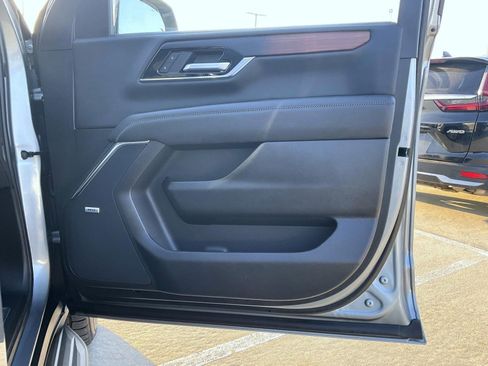 Used 2025 GMC Yukon XL Denali AWD/4WD image 17