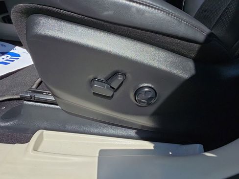 Used 2024 Chrysler Pacifica Touring-L FWD image 12