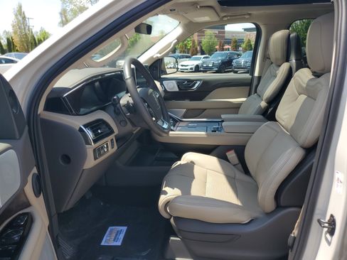 Certified 2024 Lincoln Navigator Reserve AWD/4WD image 12