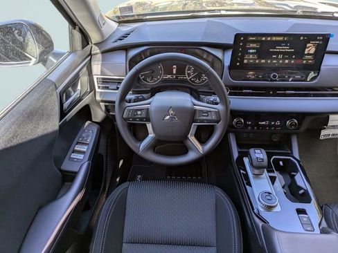 New 2025 Mitsubishi Outlander ES image 16