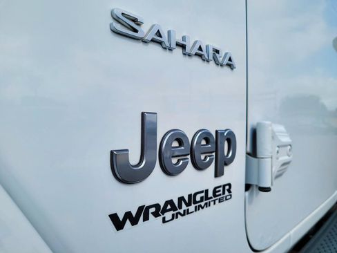 Used 2019 Jeep Wrangler Unlimited Sahara AWD/4WD image 14