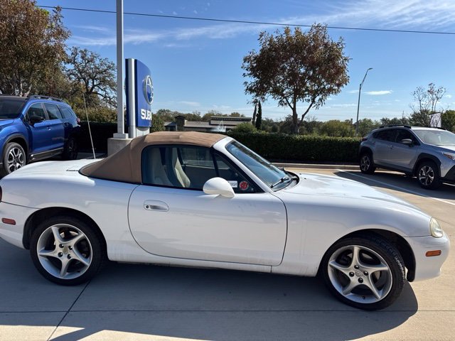 Used 2003 MAZDA MX-5 Miata RWD image 2