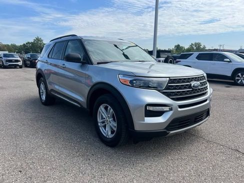 Certified 2023 Ford Explorer XLT w/ Equipment Group 202A AWD/4WD image 3