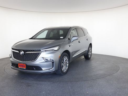 Used 2023 Buick Enclave Avenir image 3