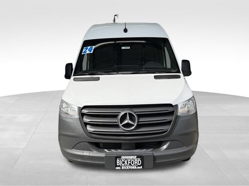 Used 2024 Mercedes-Benz Sprinter 2500 image 2