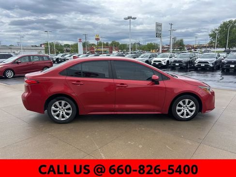 Used 2021 Toyota Corolla LE image 4