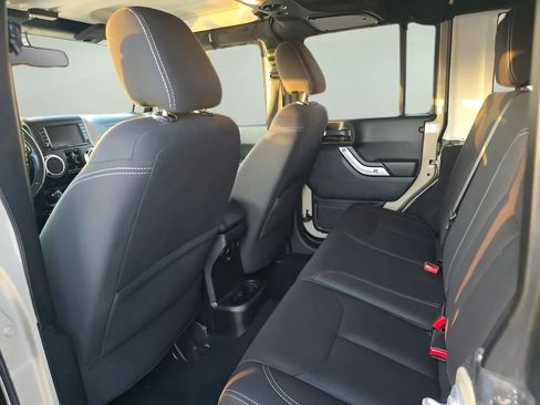 Used 2017 Jeep Wrangler Unlimited Rubicon w/ Connectivity Group image 10