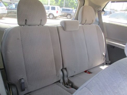 Used 2017 Toyota Sienna LE FWD image 38