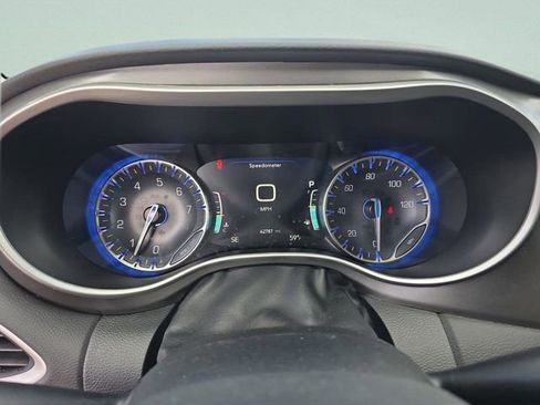 Certified 2024 Chrysler Pacifica Touring-L image 37