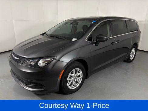 Used 2022 Chrysler Voyager LX FWD image 5