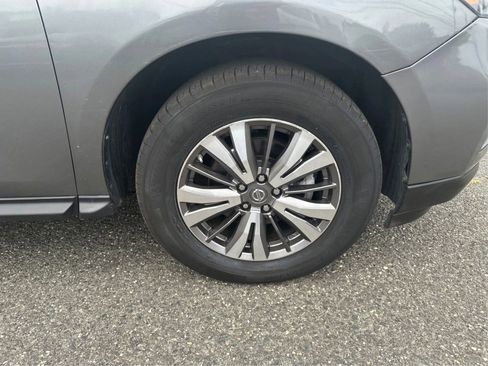 Used 2019 Nissan Pathfinder SV image 16