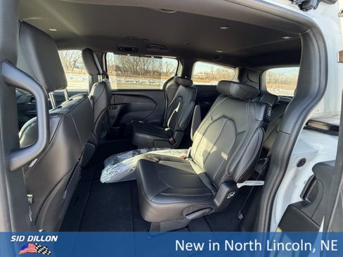 New 2026 Chrysler Pacifica Select image 16