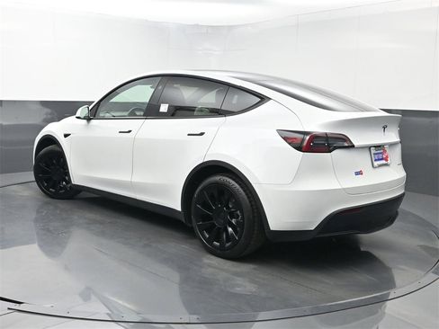 Used 2024 Tesla Model Y Long Range image 21