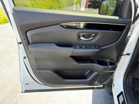 Used 2025 Honda Pilot Sport image 13