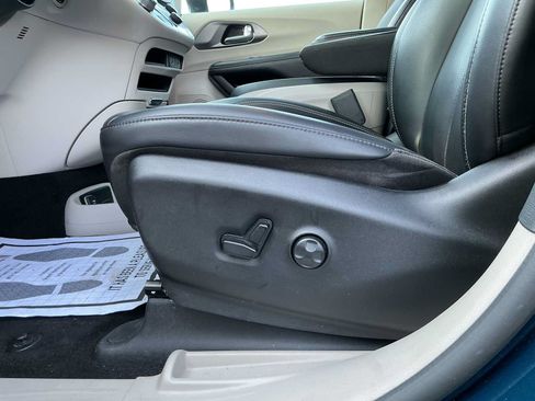 Used 2023 Chrysler Pacifica Touring-L FWD image 14
