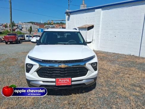 Used 2025 Chevrolet TrailBlazer LT AWD/4WD image 2
