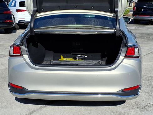 Used 2019 Lexus ES 300h w/ Luxury Package image 34
