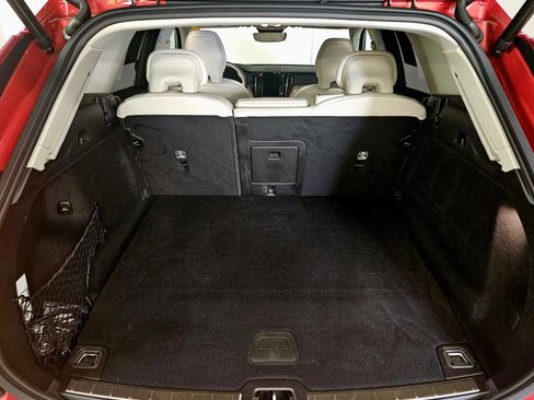 Used 2024 Volvo XC60 T8 Ultimate w/ Climate Package image 17