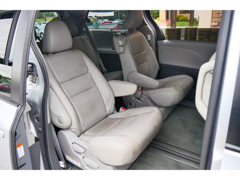 Used 2015 Toyota Sienna XLE Premium FWD image 17