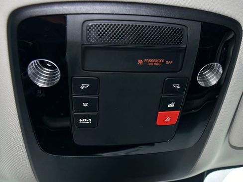 Used 2024 Kia Carnival EX FWD image 31
