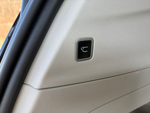 Used 2024 Chrysler Pacifica Touring-L image 26