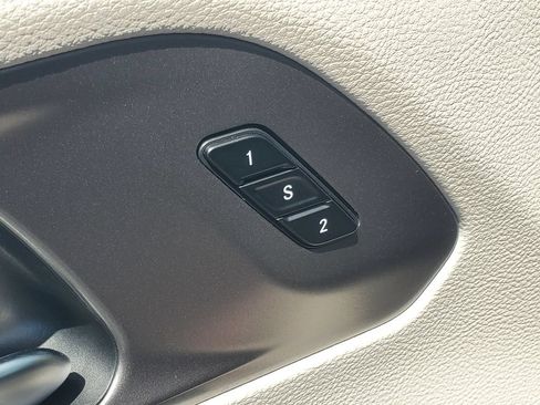 Used 2023 Chrysler Pacifica Touring-L AWD/4WD image 9