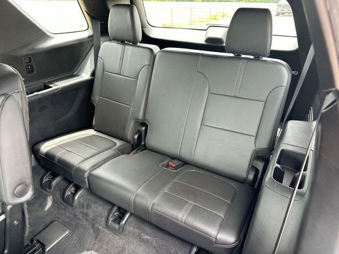 Used 2023 Chevrolet Traverse RS FWD image 23